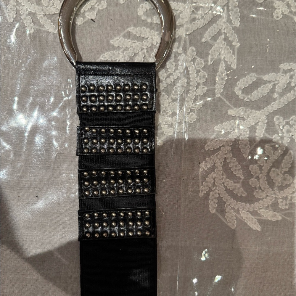 ❤️ Studded Black Elasticized leather Belt with round silver buckle.